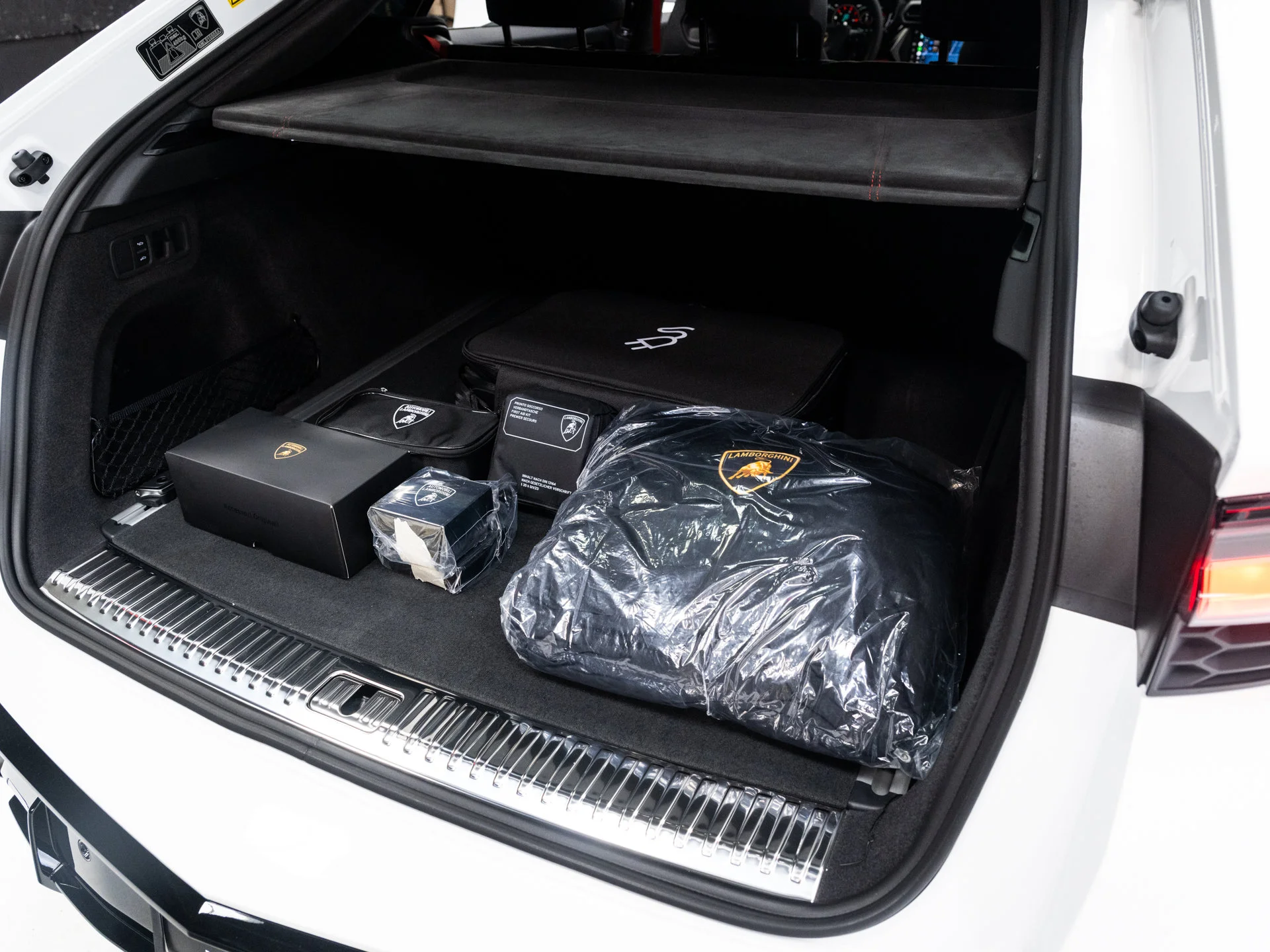Used 2025  Lamborghini SE image 95