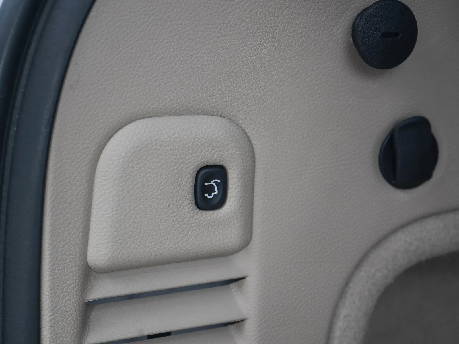 Used 2021 Ivory 3-Coat Jeep Overland image 17