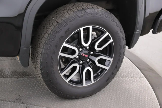 Used 2025  GMC AT4 image 19