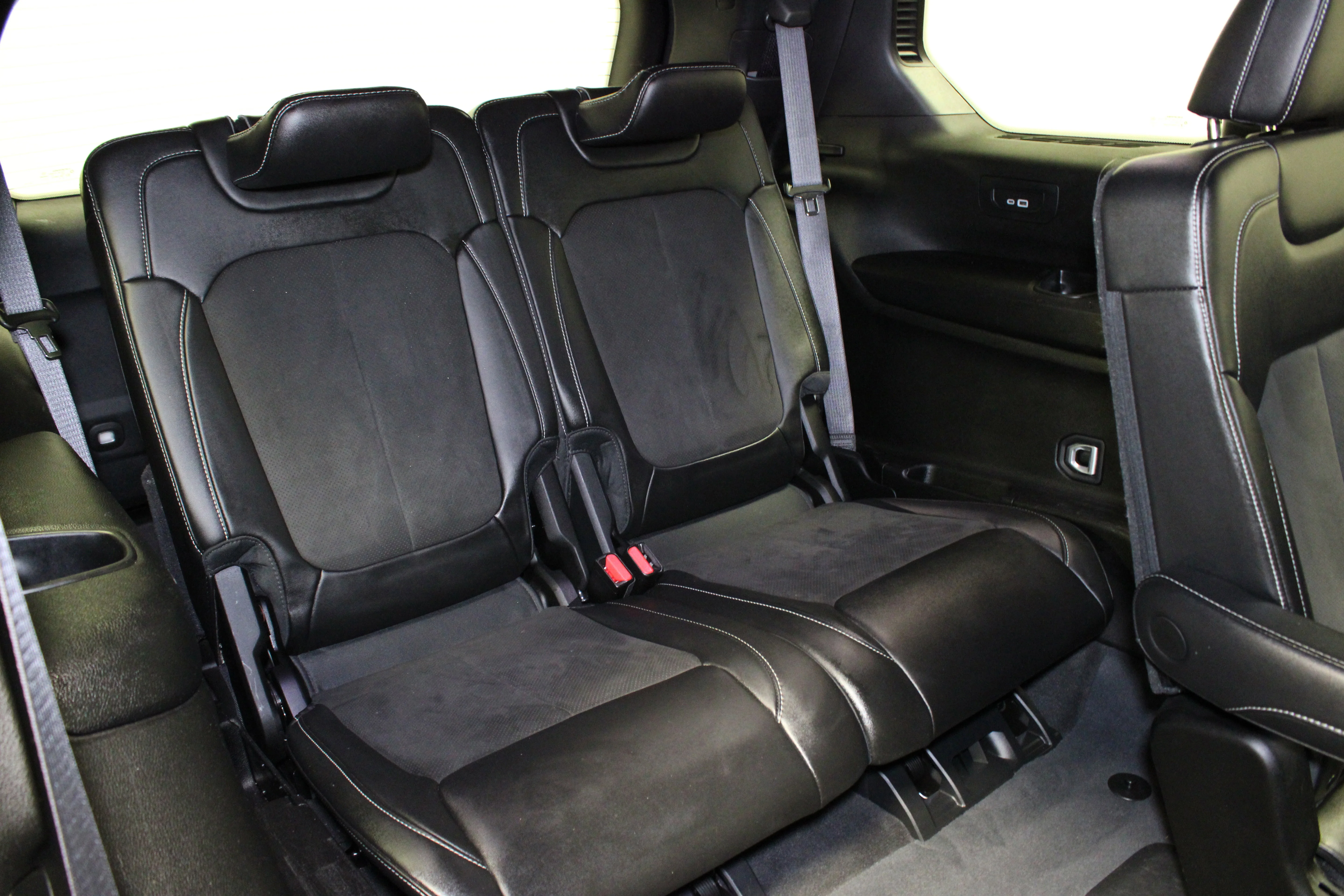 Used 2023 Diamond Black Crystal Pearlcoat Jeep Altitude image 18