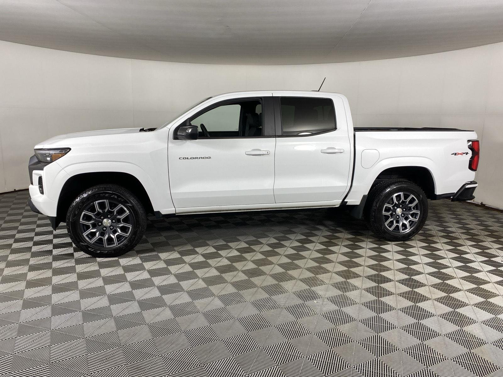 Used 2023 Summit White Chevrolet 4WD LT image 4