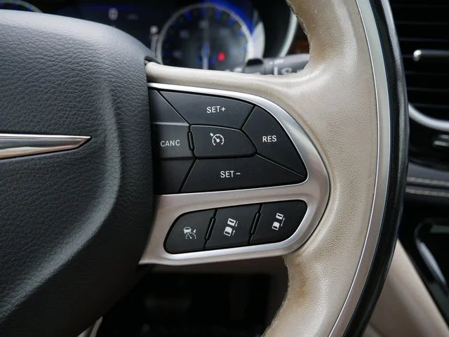 Used 2021 Brilliant Black Crystal Pearlcoat Chrysler Limited image 21