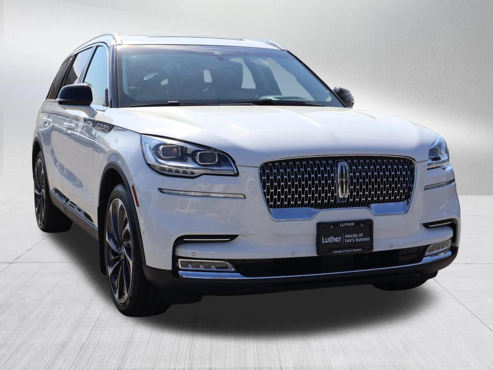 Used 2023 Pristine White Metallic Tri-Coat Lincoln Reserve image 1