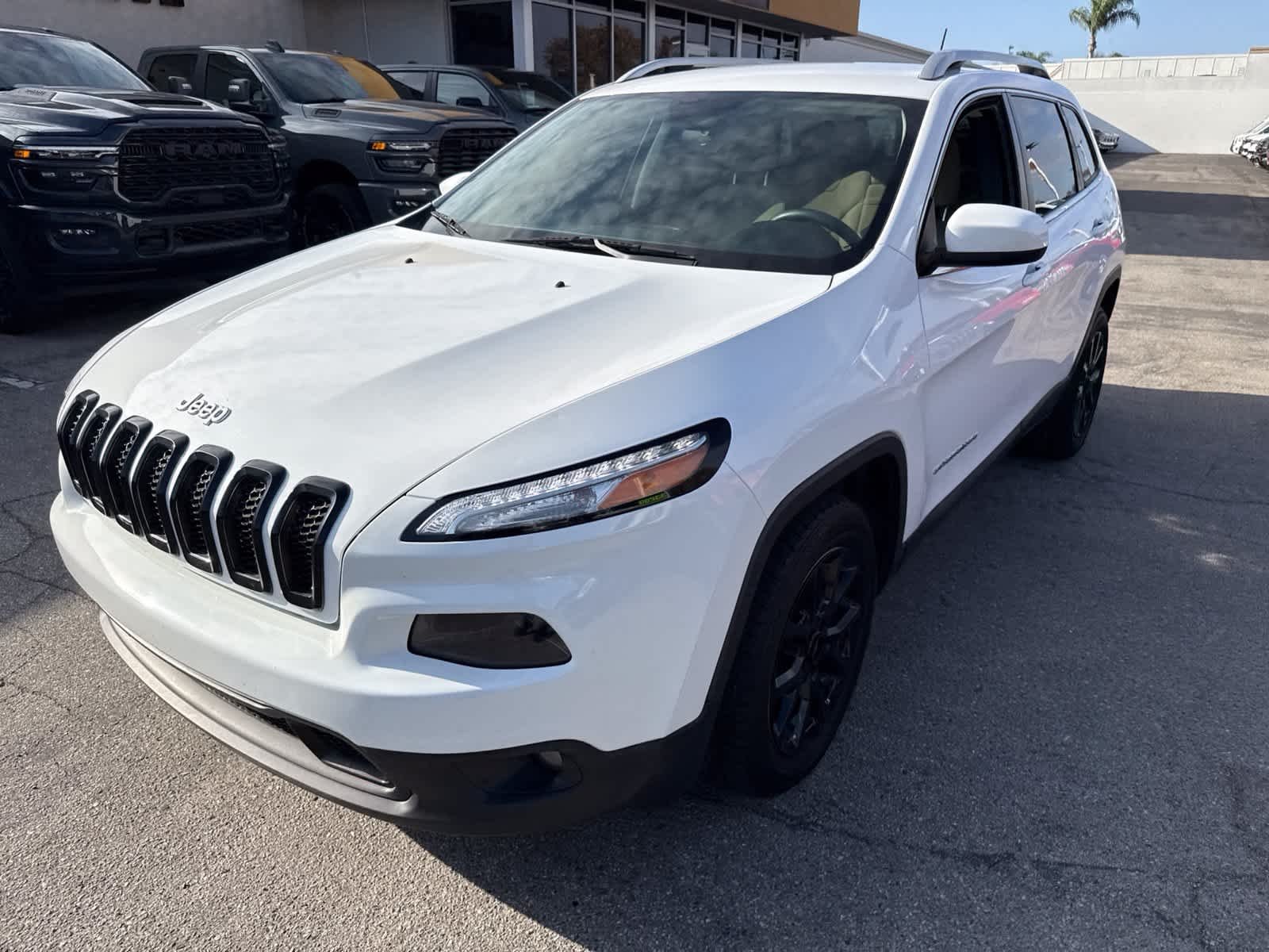 Used 2018 Bright White Clearcoat Jeep Latitude image 19