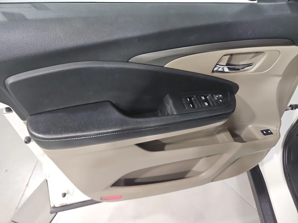 Used 2017 White Honda EX-L image 10