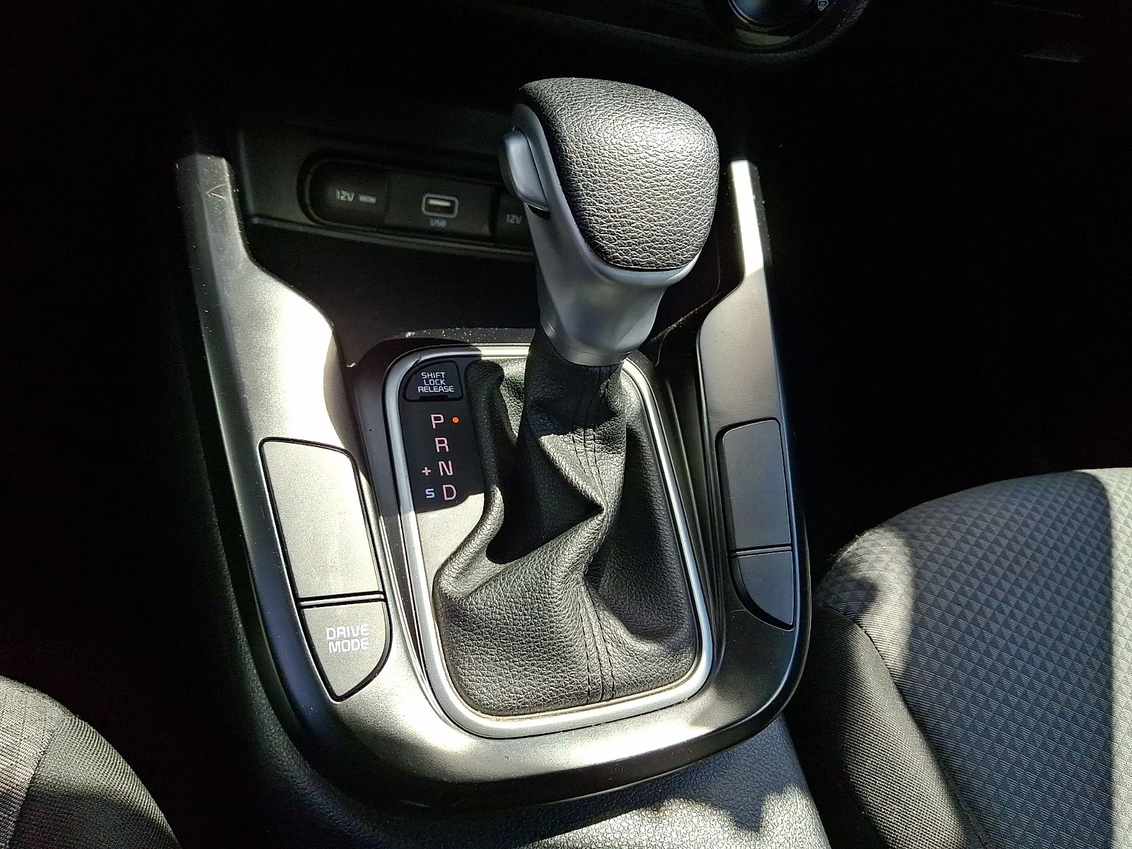 Used 2022 White Kia LX image 15