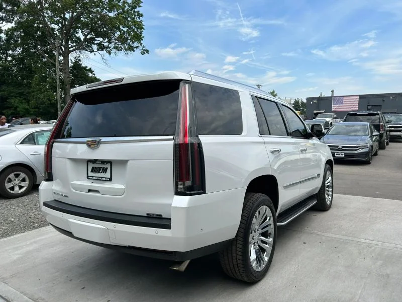 Used 2019 White Cadillac Sport Utility 4D image 34