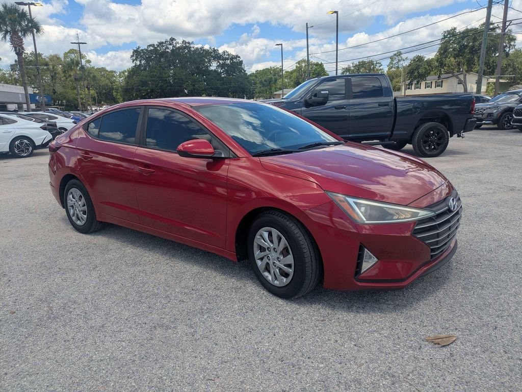 Used 2020 Red Hyundai SE image 1