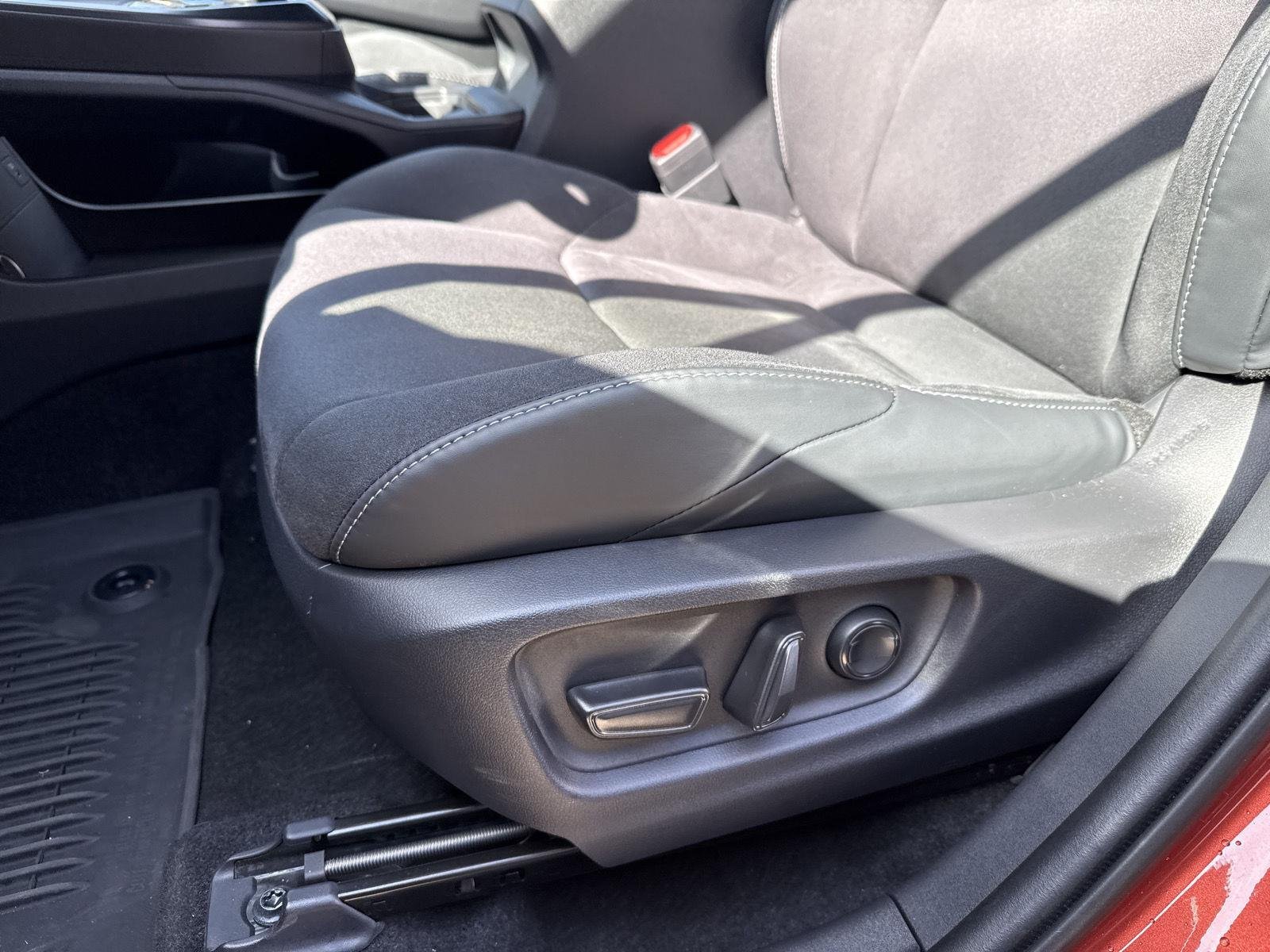 2026 Toyota C-HR XSE - Photo 13