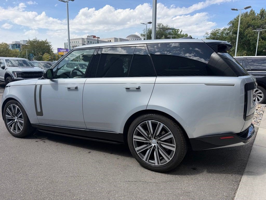 Used 2023 Hakuba Silver Metallic Land Rover SE image 6