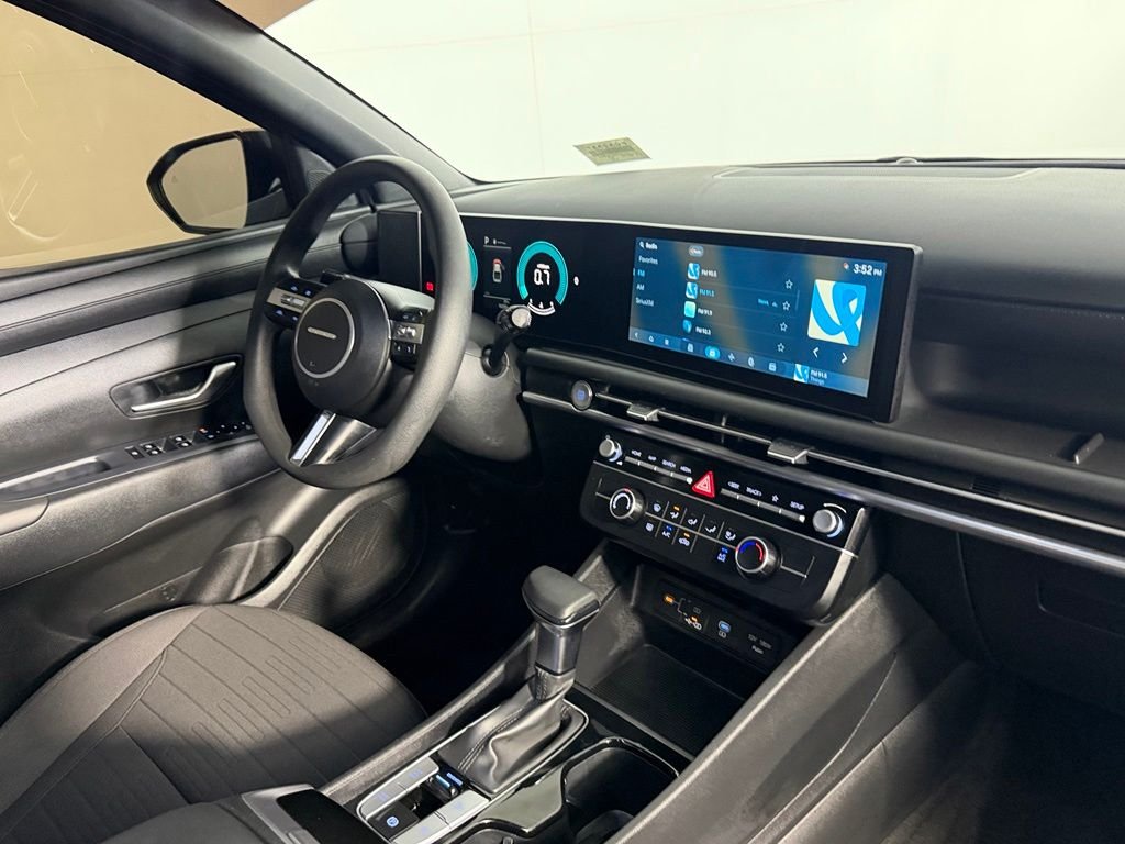 Used 2025 White Hyundai SE image 29