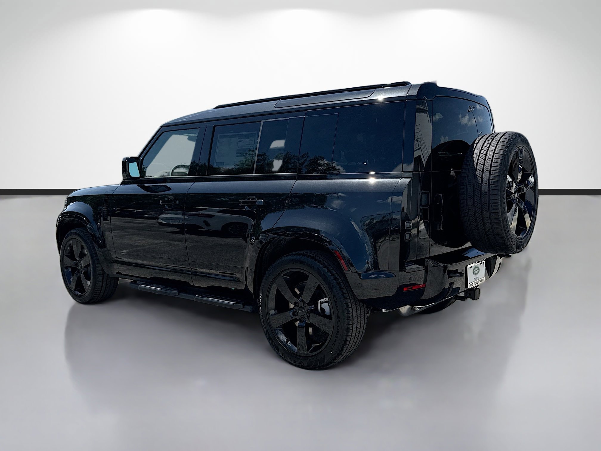 New 2026 Santorini Black Land Rover X-Dynamic SE image 3