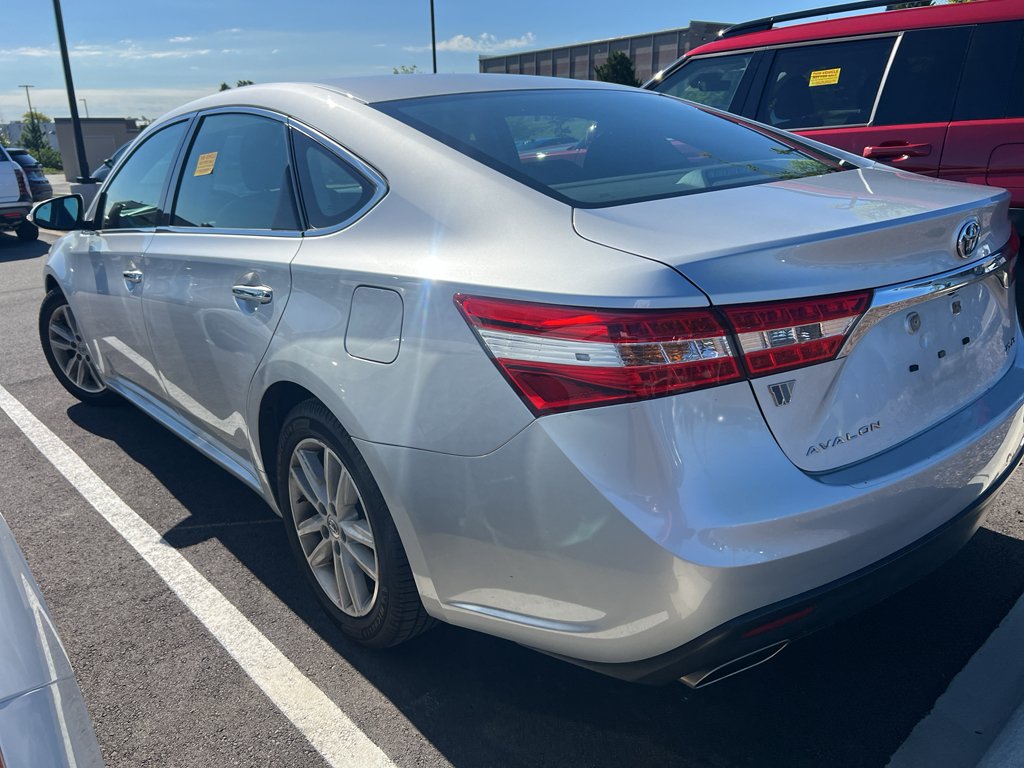 Used 2013 Classic Silver Metallic Toyota XLE Premium image 18