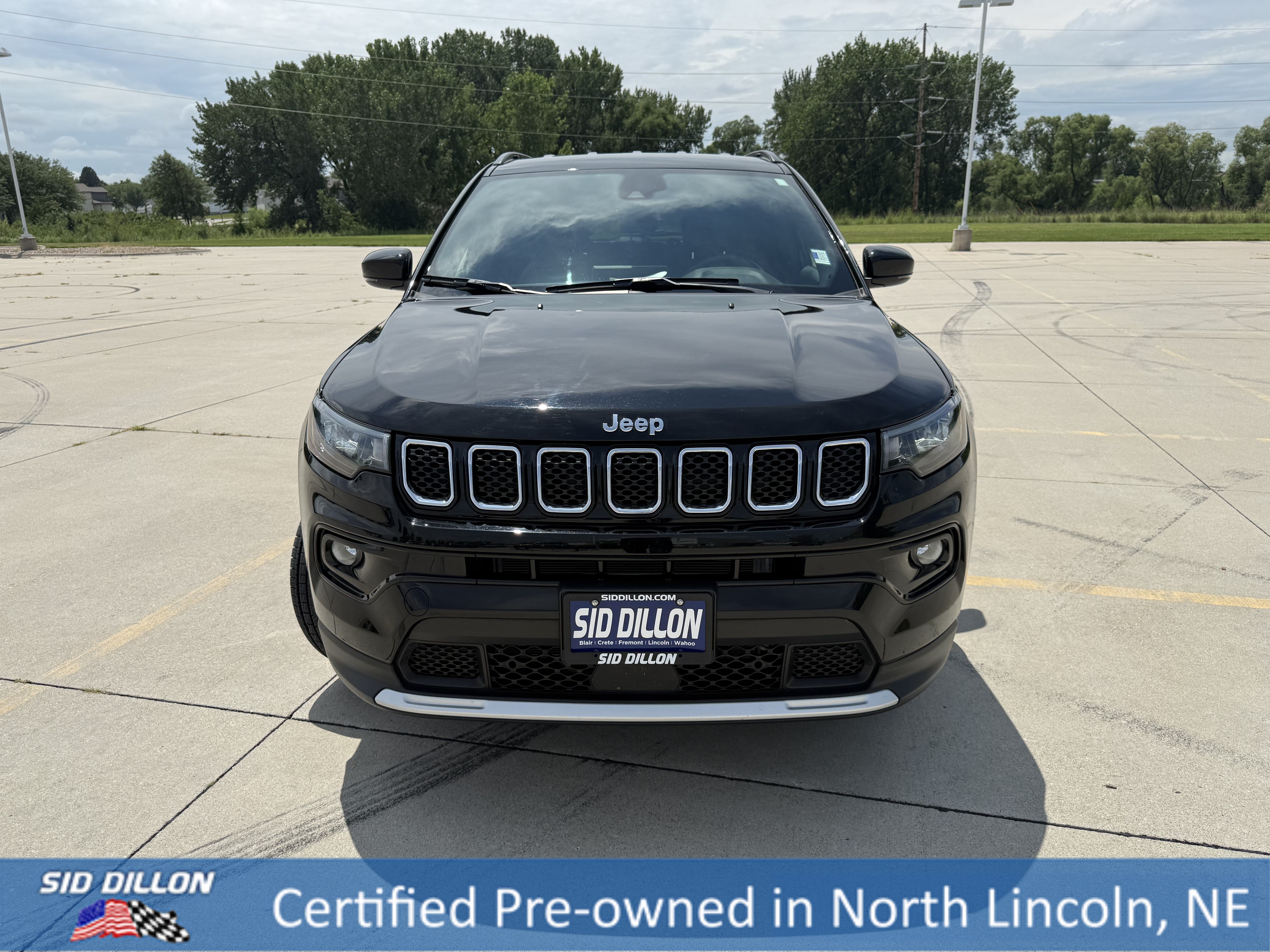 Used 2023 Diamond Black Crystal Pearlcoat Jeep Limited image 4