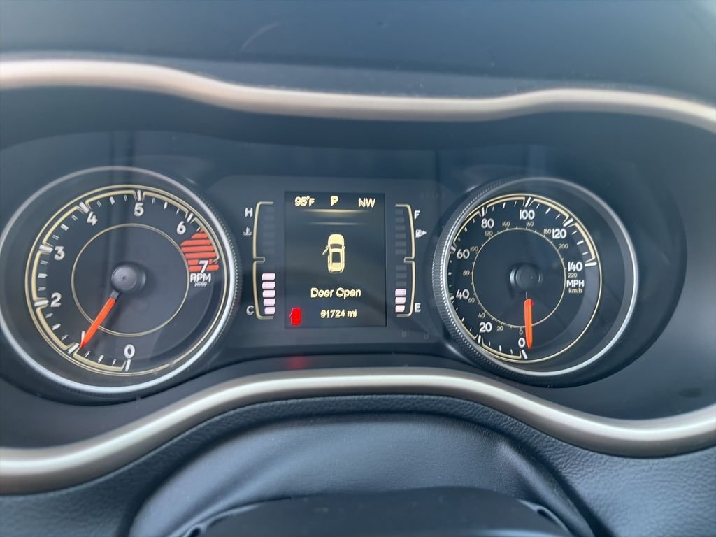 Used 2016 Bright White Clearcoat Jeep Latitude image 33