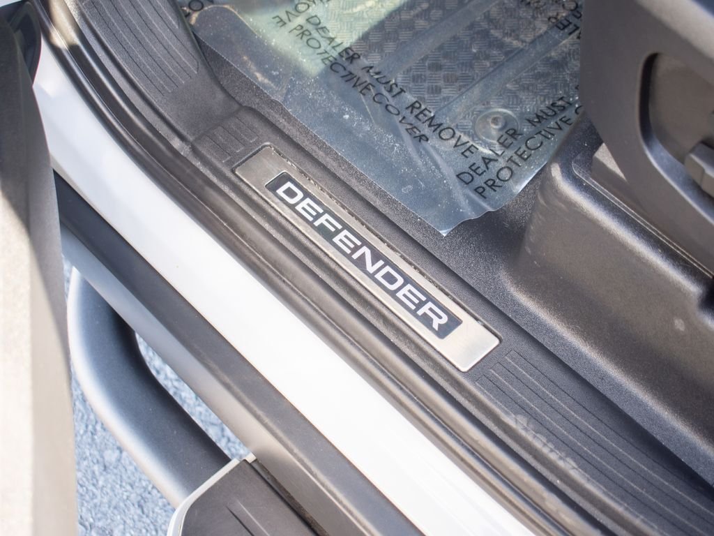 Used 2023 White Land Rover X-Dynamic SE image 19