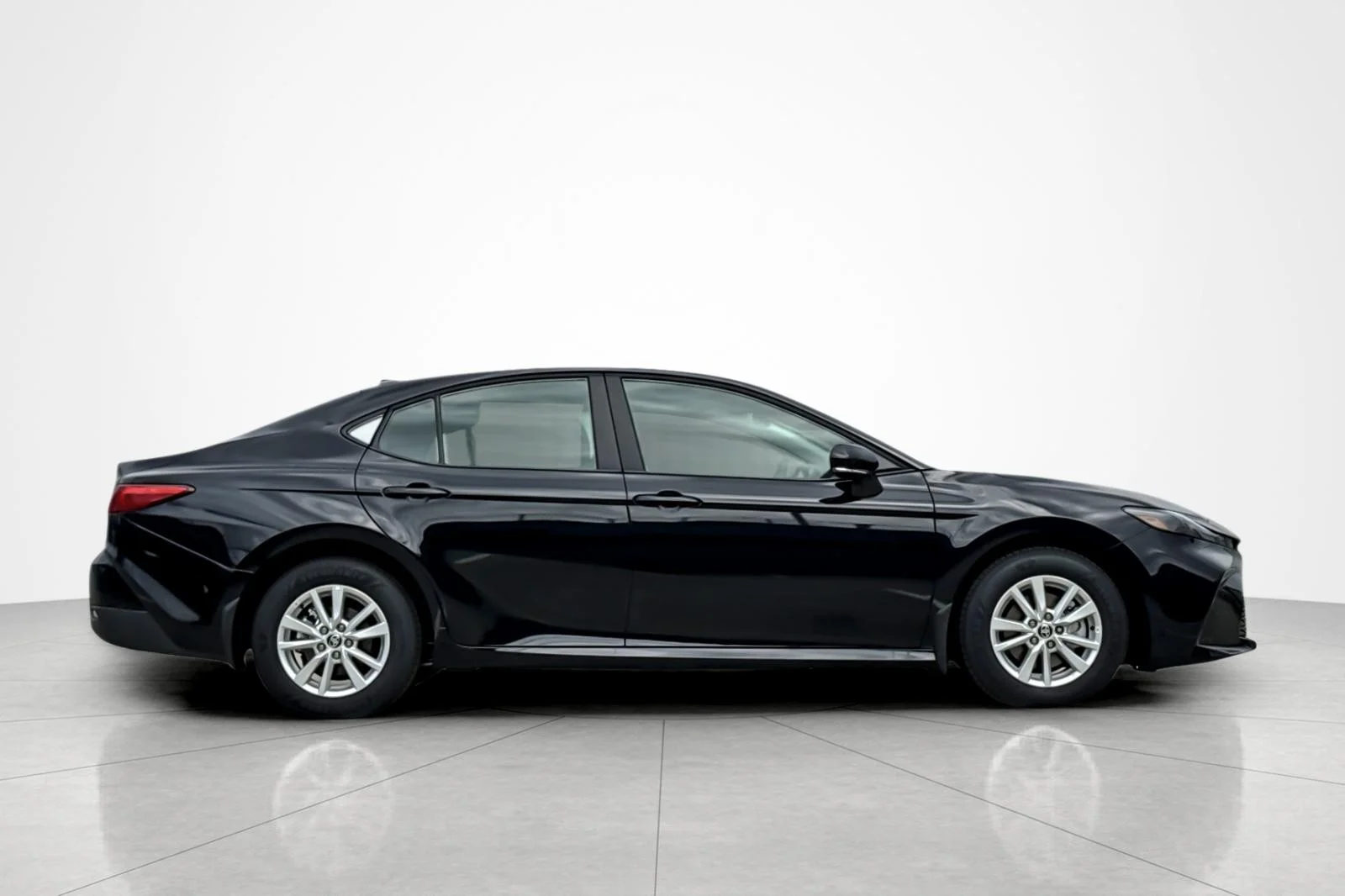 2026 Toyota Camry LE - Photo 6