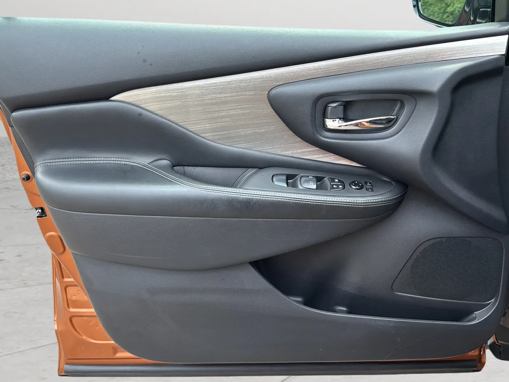 Used 2015 Orange Nissan S image 25