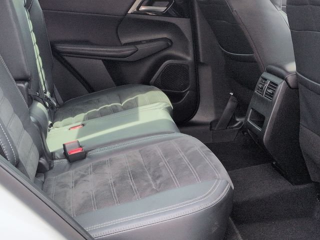 Used 2023  Mitsubishi SE Black Edition image 28