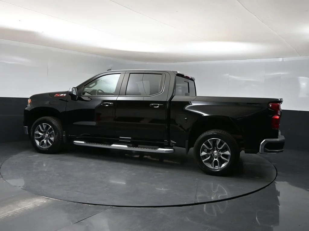 Used 2025 Black Chevrolet LT image 4