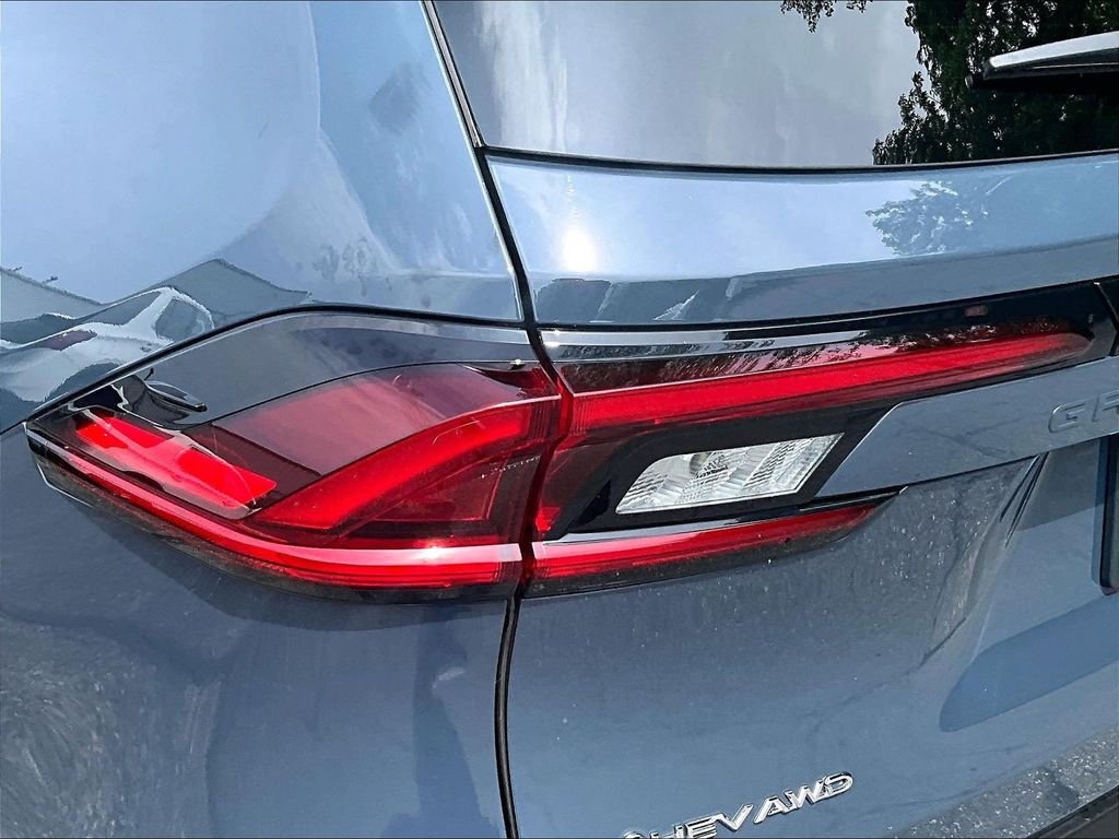 Used 2025 White Toyota XLE image 33