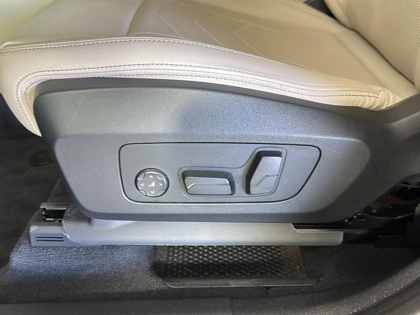 Used 2025 Space Silver Metallic BMW xDrive28i image 16