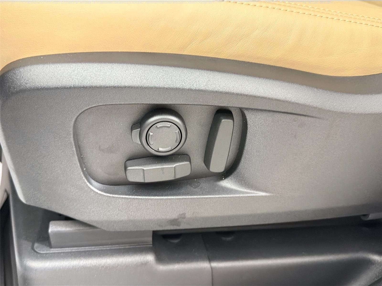 New 2026 CARPATHIAN GREY Land Rover X-Dynamic SE image 18