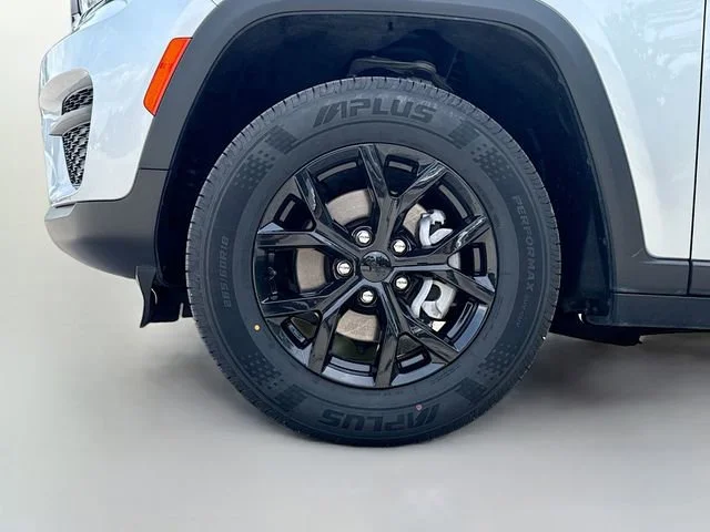 Used 2024 Silver Zynith Jeep Altitude image 38