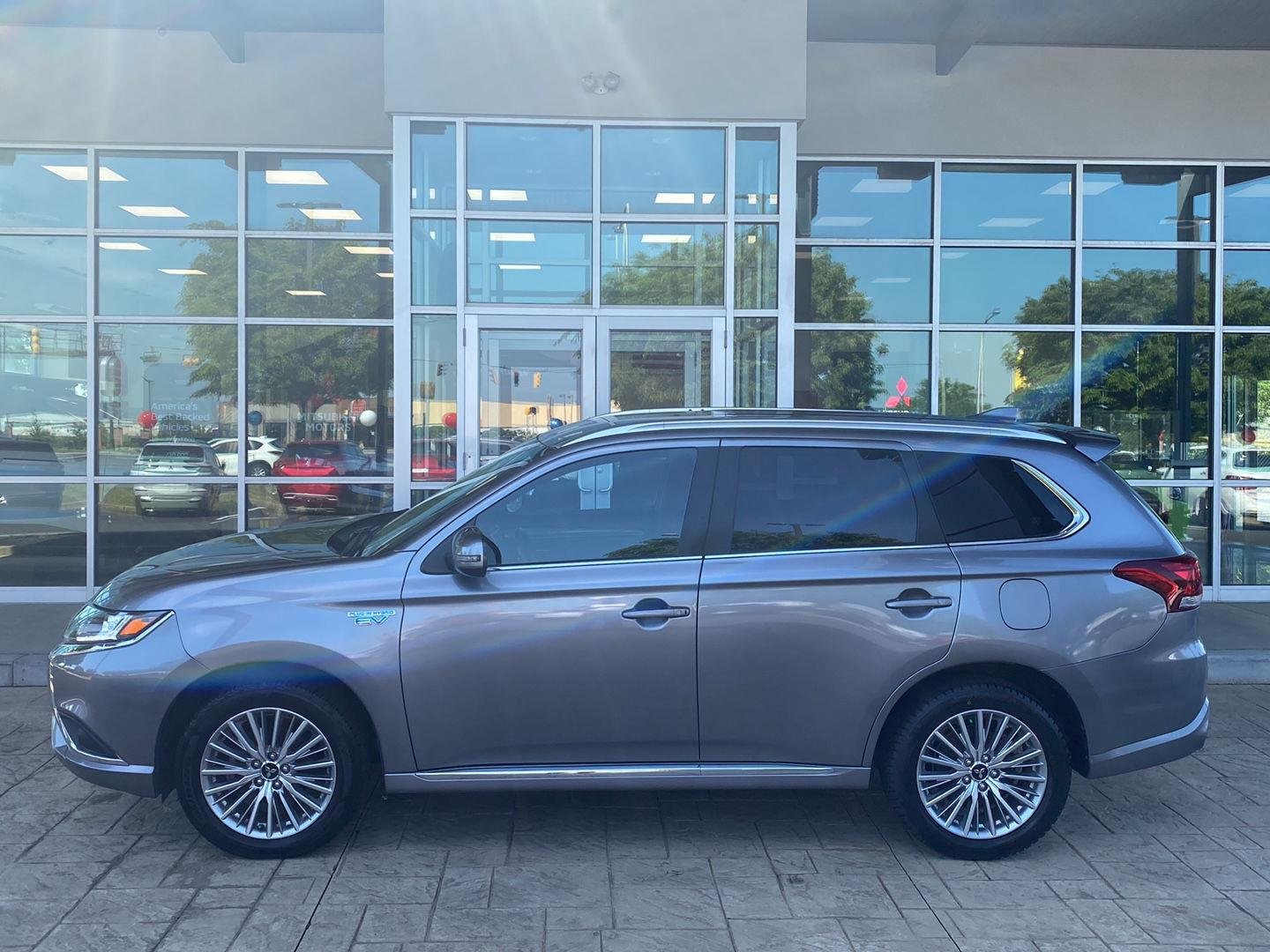 Used 2022 Mercury Gray Metallic Mitsubishi SEL image 4