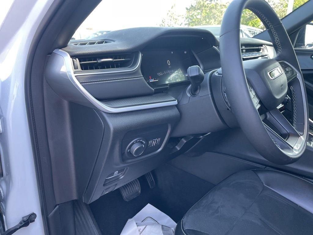 Used 2024 White Jeep Altitude image 19