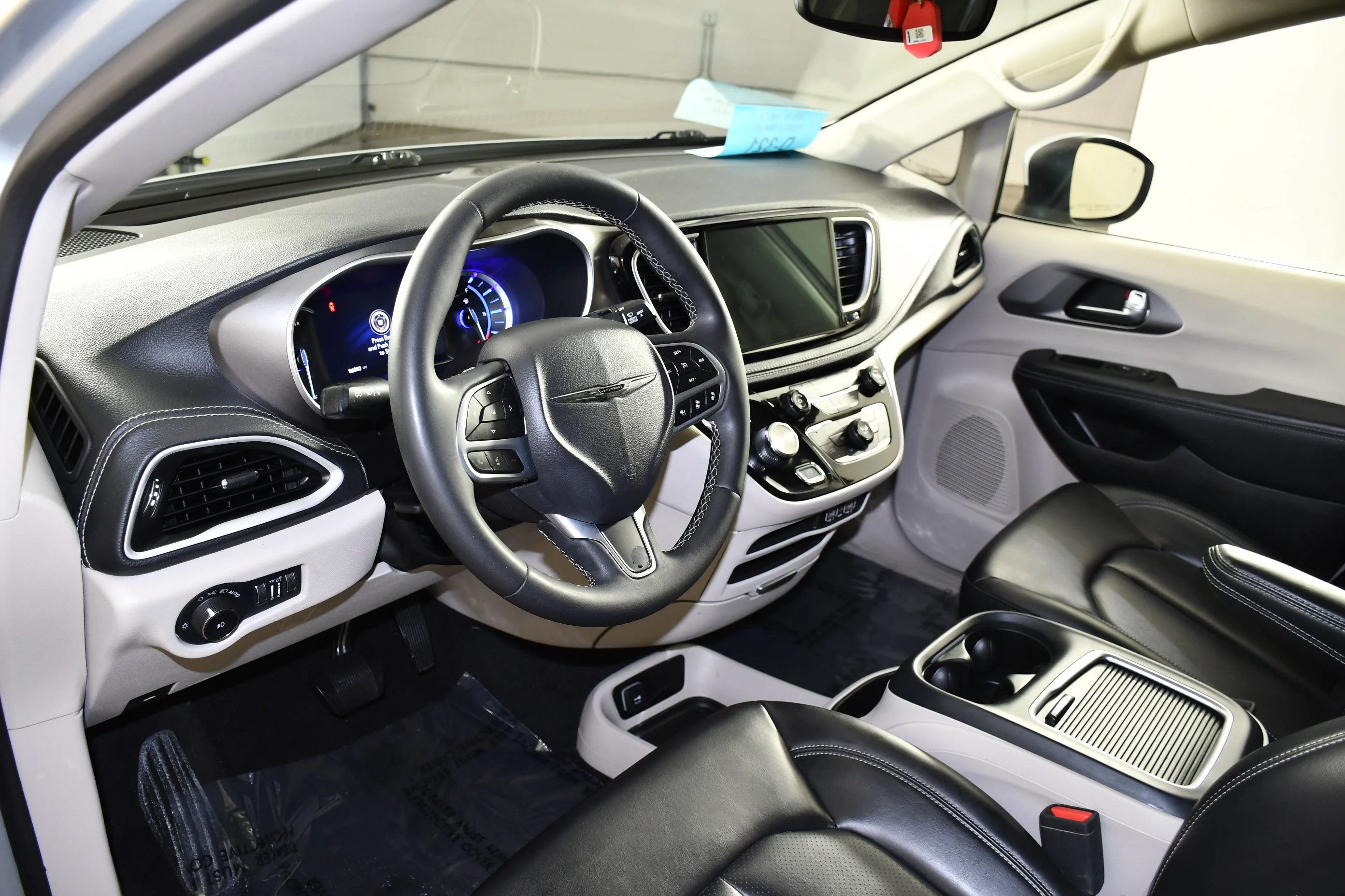 Used 2023 Silver Mist Clearcoat Chrysler Hybrid Touring L image 2