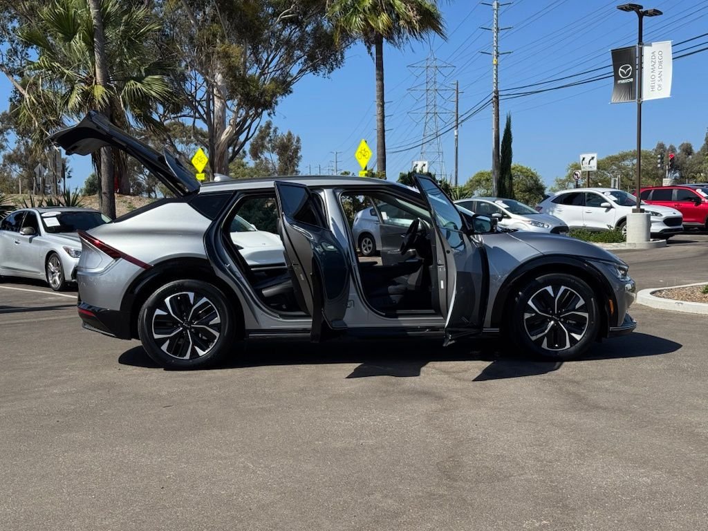 Used 2023 Steel Gray Kia Wind image 29