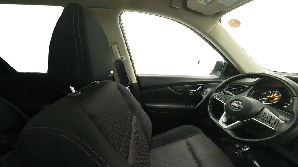 Used 2020 White Nissan SV image 37