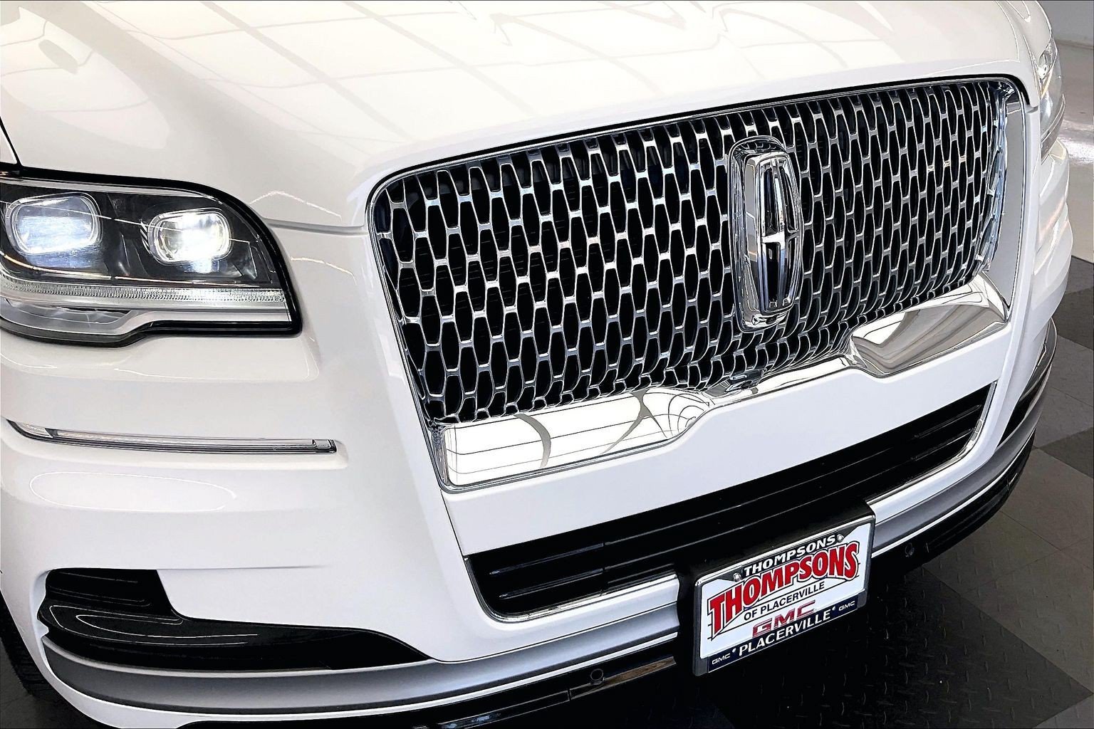 Used 2022 Pristine White Metallic Tri-Coat Lincoln Reserve image 29