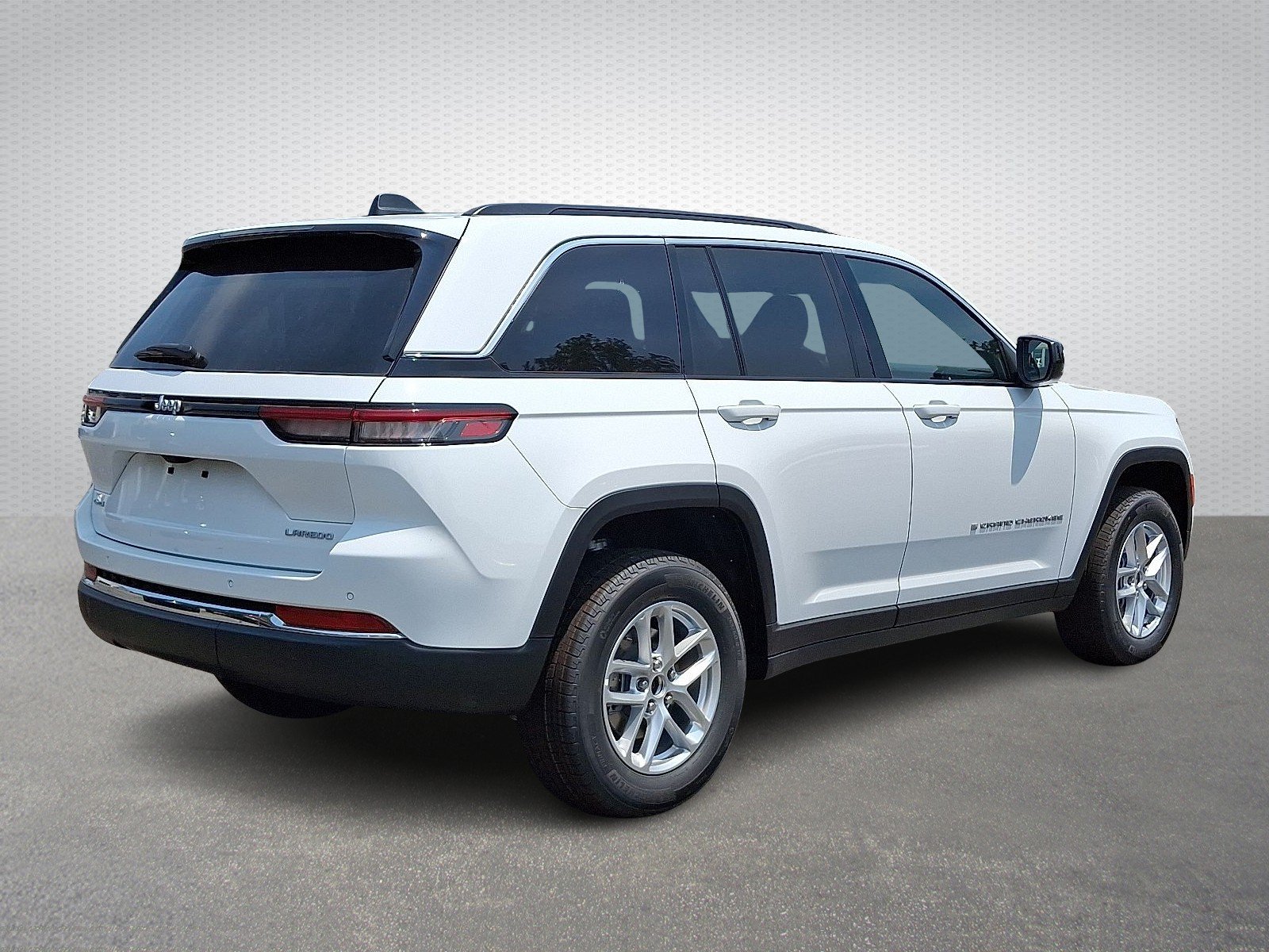 New 2026 Bright White Clear-Coat Exterior Paint Jeep Laredo X 4x4 image 4