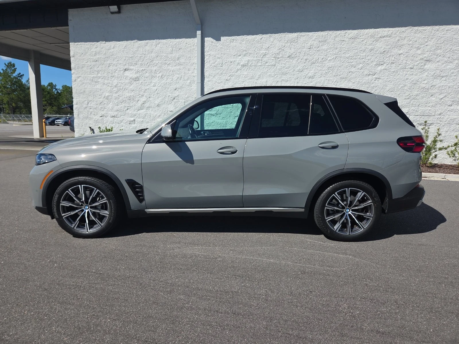 Used 2025 Gray BMW xDrive40i image 2
