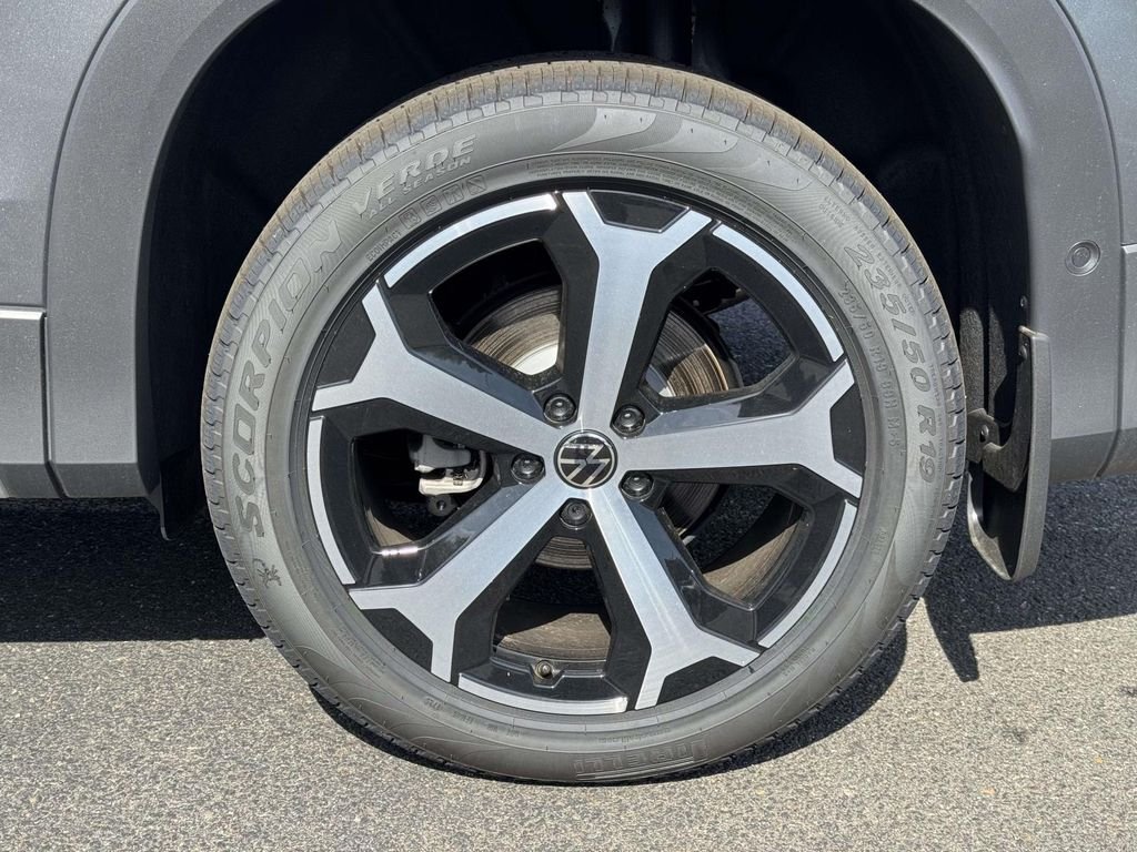 2025 Volkswagen Tiguan SE - Photo 13
