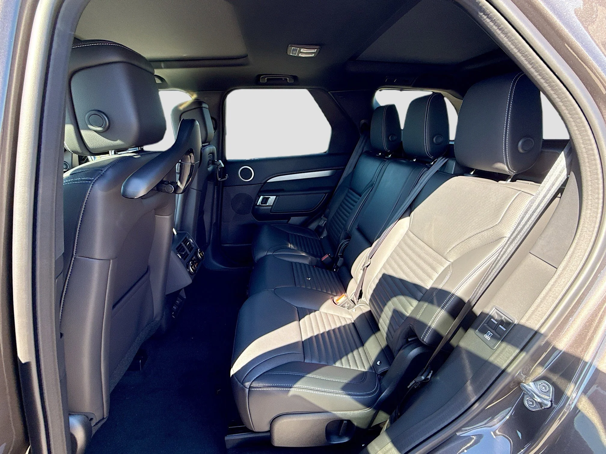 New 2026 Charente Grey Land Rover Dynamic SE image 22