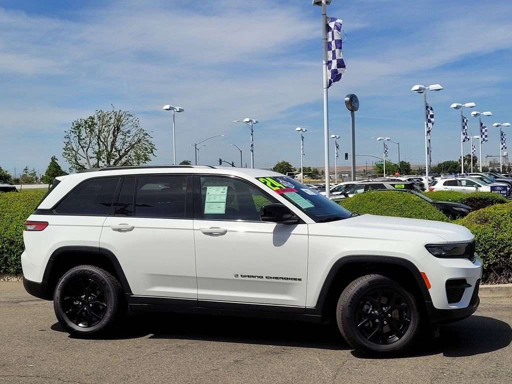 Used 2024 White Jeep Altitude image 3