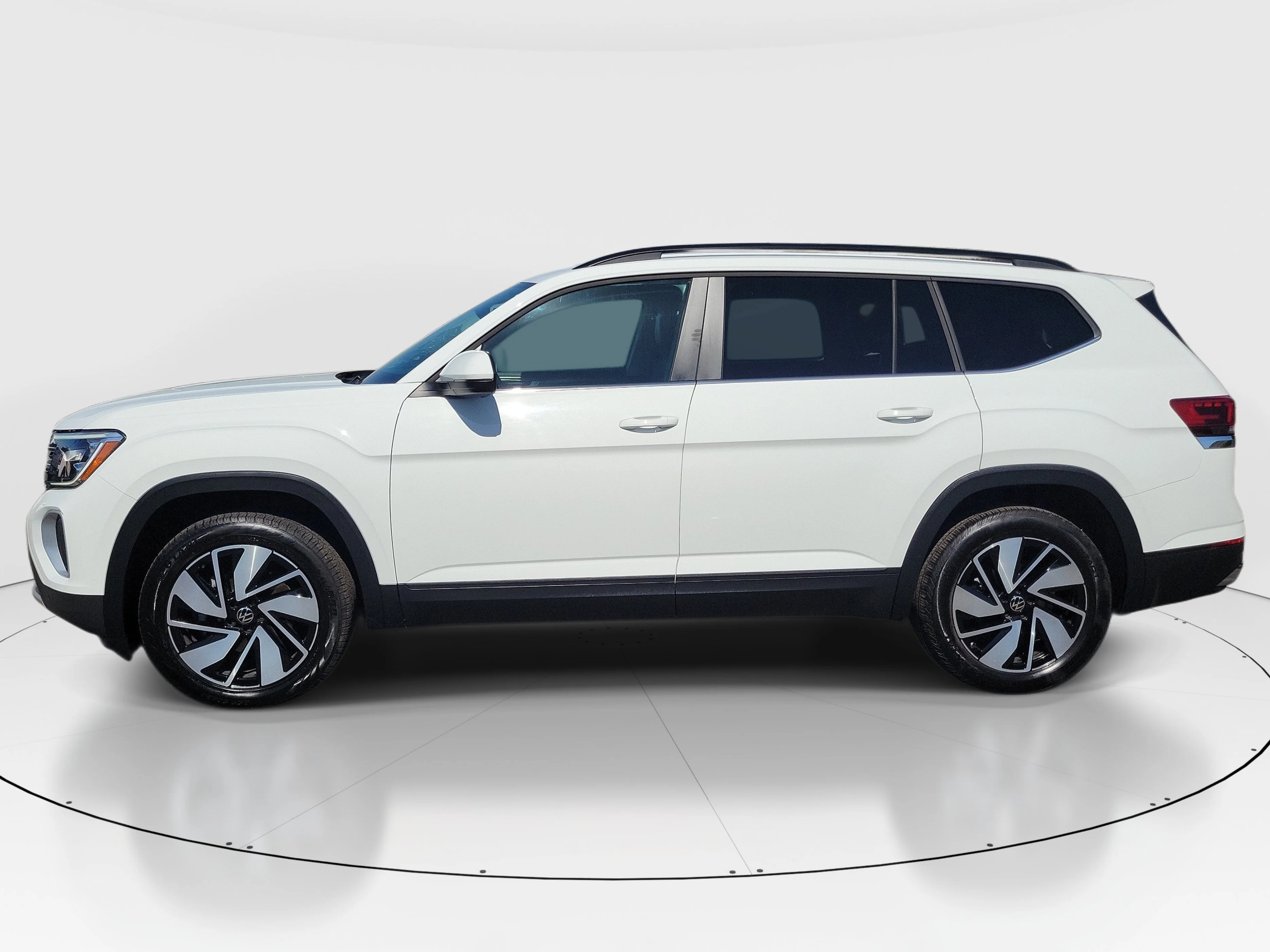 Used 2024 White Volkswagen 2.0T SE w/Technology image 2