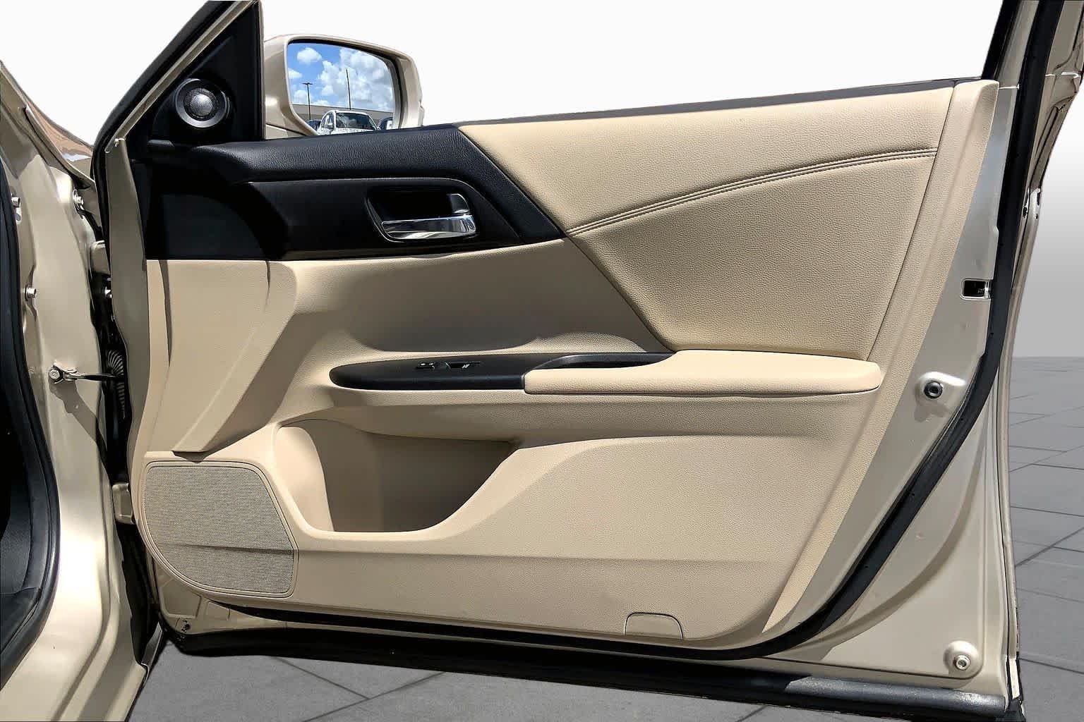 Used 2014 Champagne Frost Pearl Honda EX-L image 23