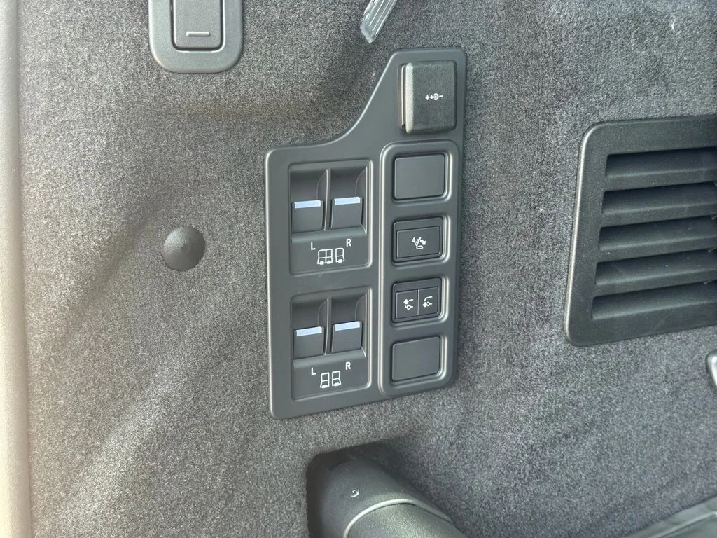 New 2026 Santorini Black Land Rover Gemini Edition image 8