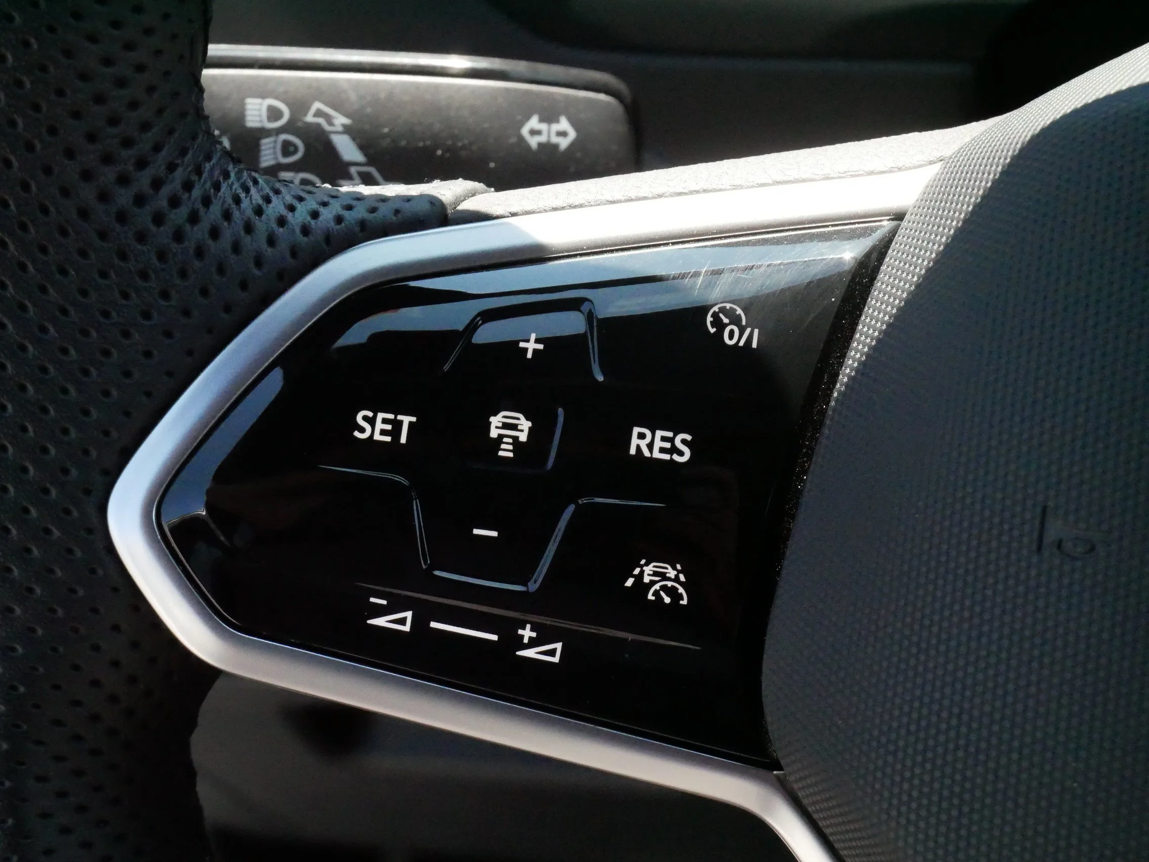 Certified Used 2024 OPAL WHITE PEARL EFFECT Volkswagen SE R-Line Black image 25