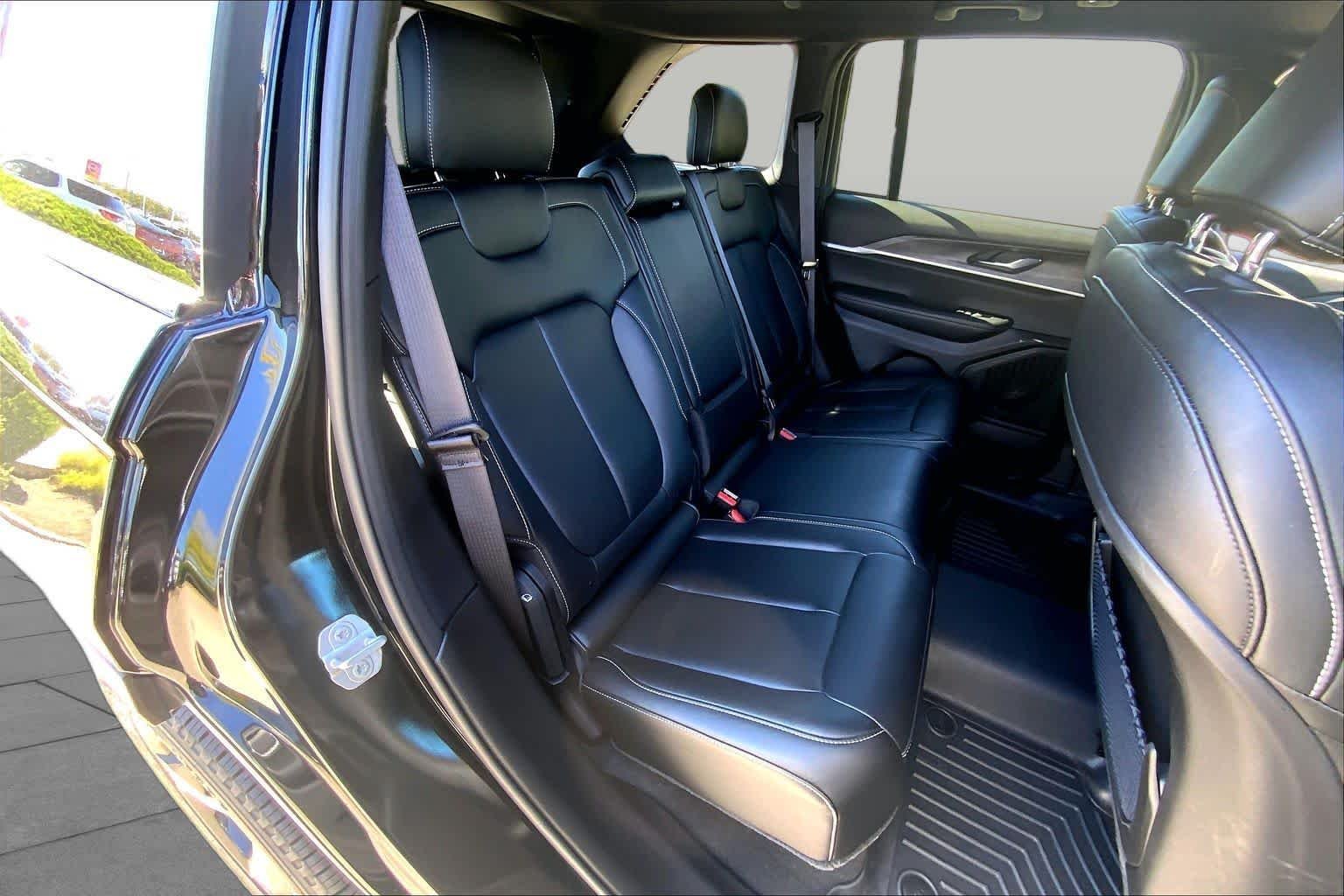 Used 2024 Diamond Black Crystal Pearlcoat Jeep Limited image 18
