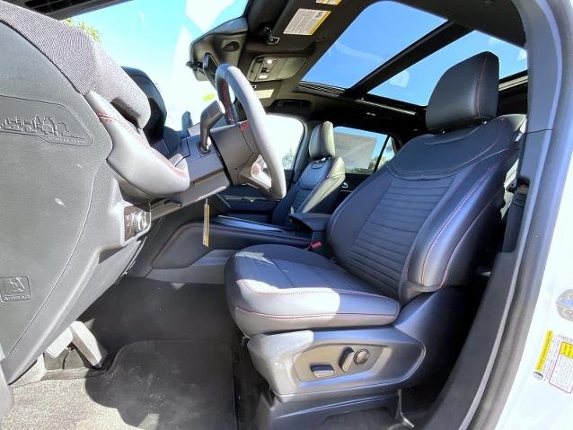 New 2027 Star White Metallic Tri-Coat Ford ST-Line image 40