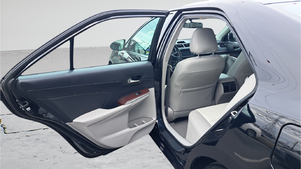 Used 2014 Black Toyota XLE image 11