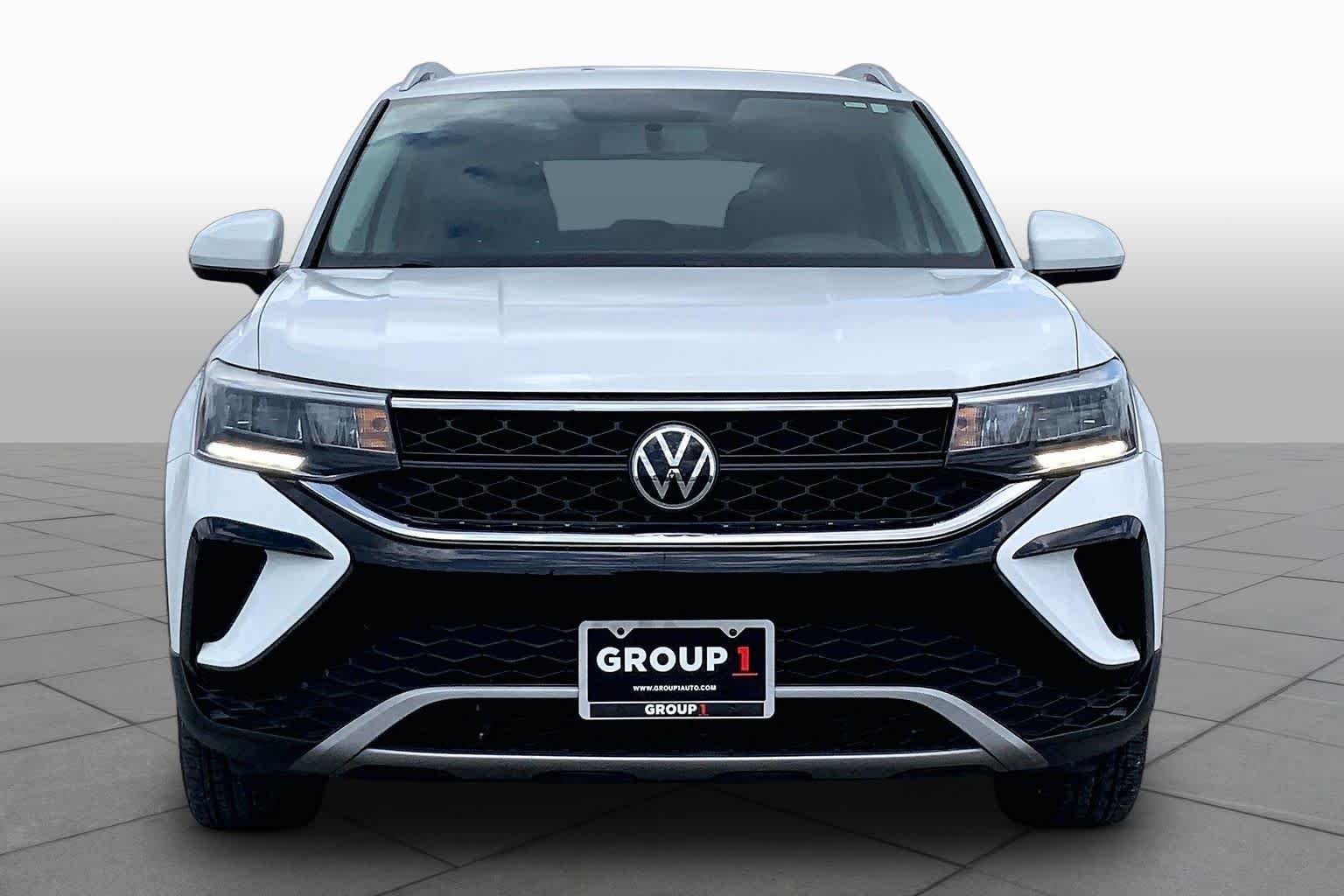 Used 2022 Pure White Volkswagen SE image 4