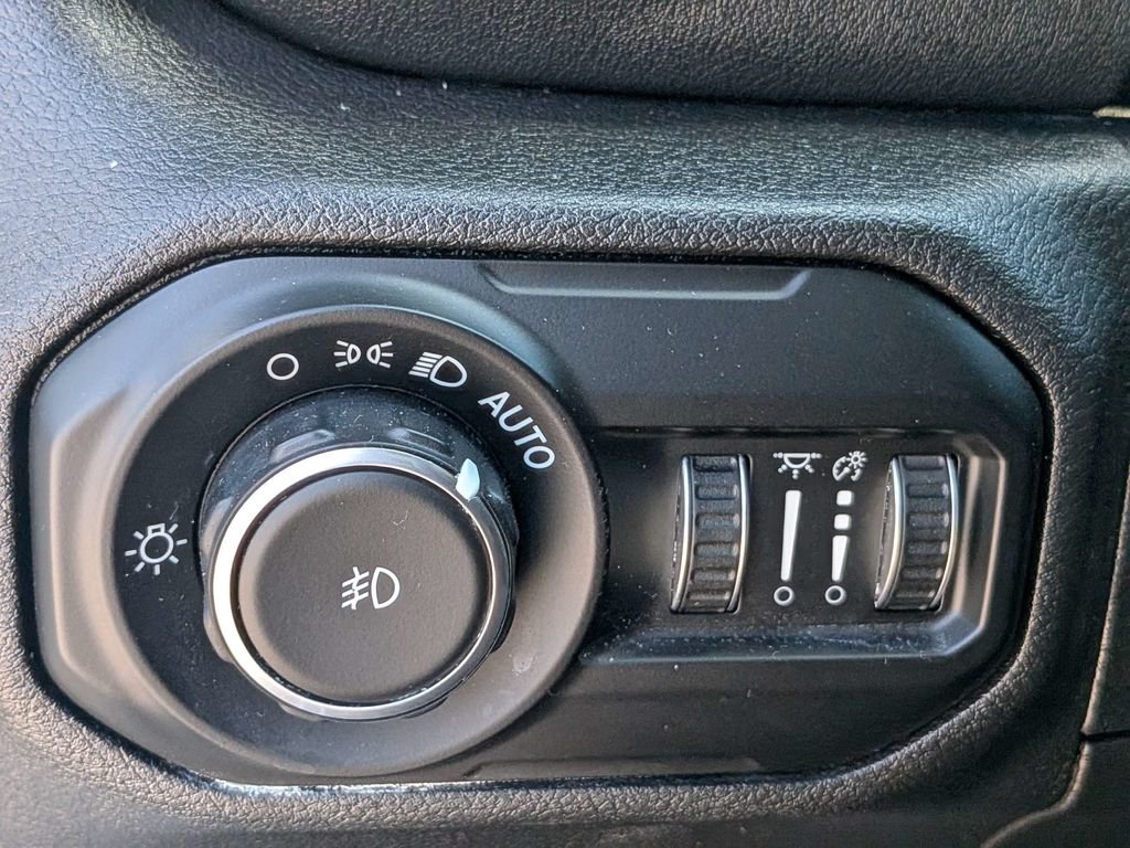 Used 2021 White Jeep Unlimited Sahara image 29