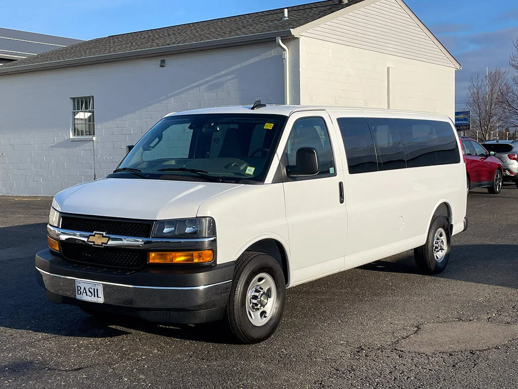 Used 2025 Summit White Chevrolet 1LT image 4