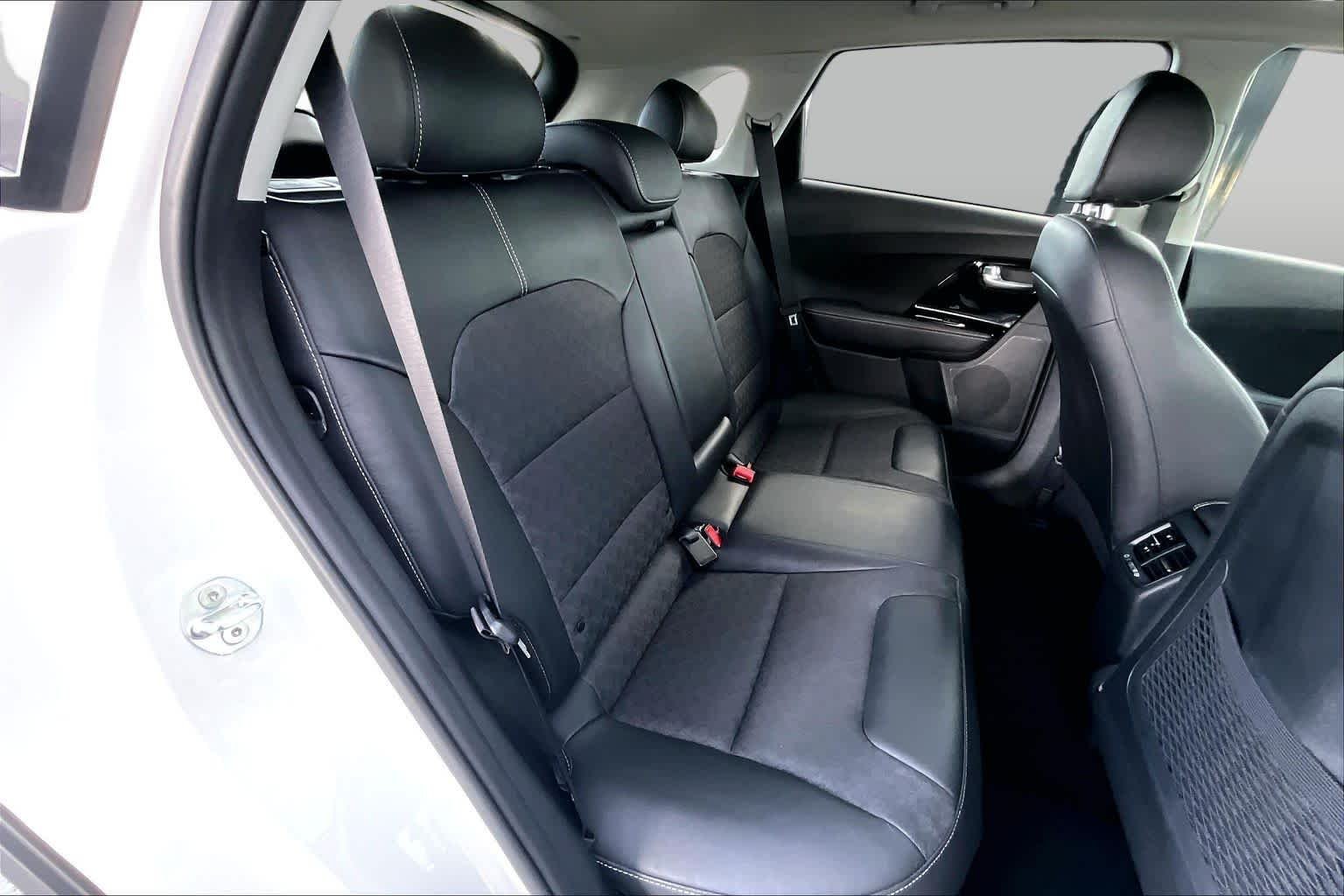 Used 2020 Snow White Pearl Kia Touring image 20